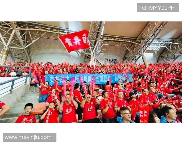 球迷疯狂求签名，偶像亲自上阵满足球迷心愿！